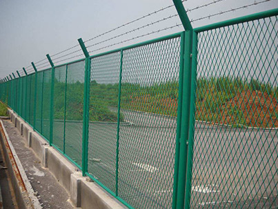 如何選擇公路護(hù)欄網(wǎng)？ 